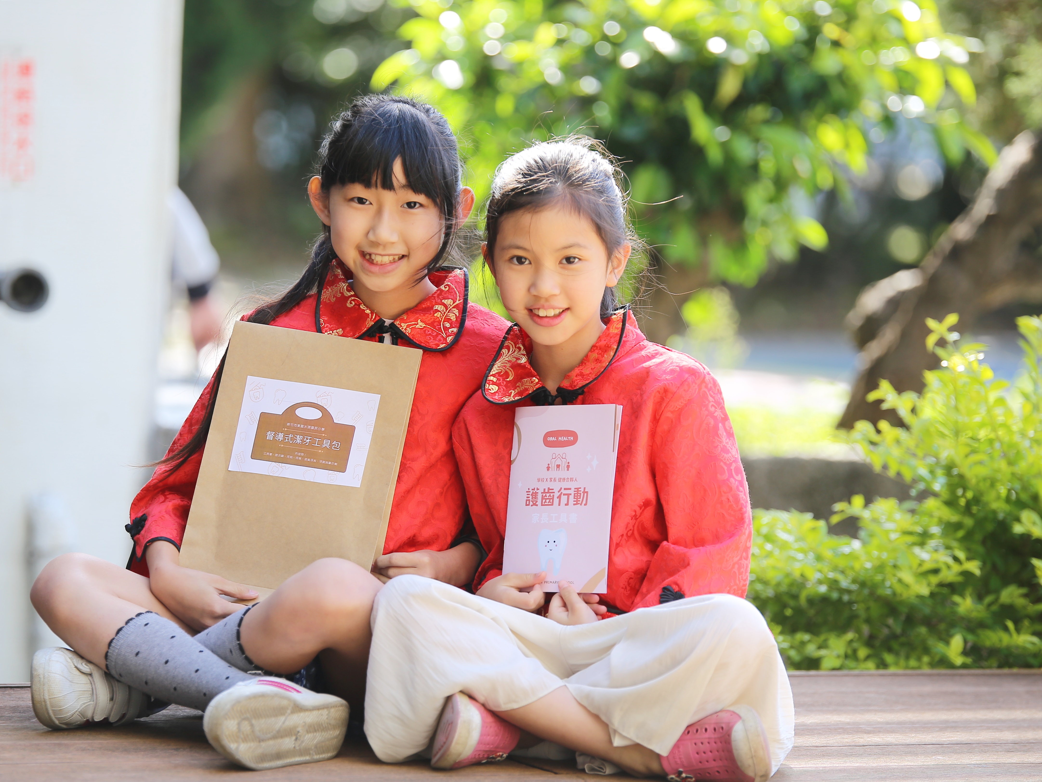 第一名新竹市水源國小設計家長督導式潔牙工具包幫助家長指導孩子潔牙(拍攝符合當時防疫規範)。