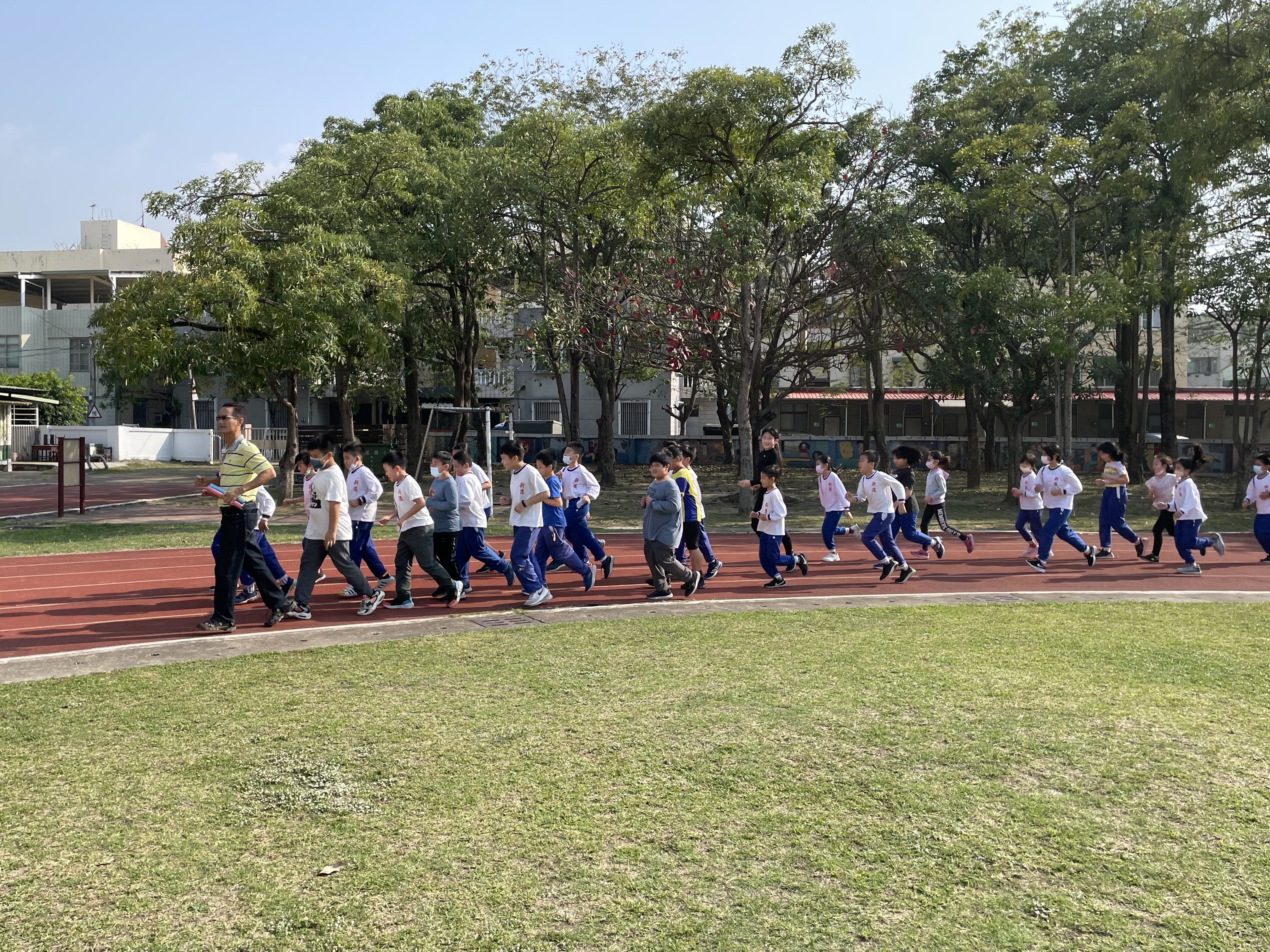 特優臺南市新進國小導師帶領孩子完成每日大跑步計畫(拍攝符合當時防疫規定)